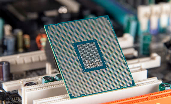 Intel wyda 1 miliard dolarów na zwiększenie produkcji chipów 14 nm 