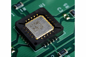 Wysokonapięciowy przełącznik SPDT MEMS na pasmo DC...750 MHz