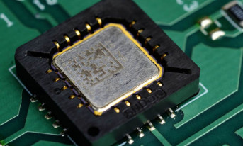 Wysokonapięciowy przełącznik SPDT MEMS na pasmo DC...750 MHz