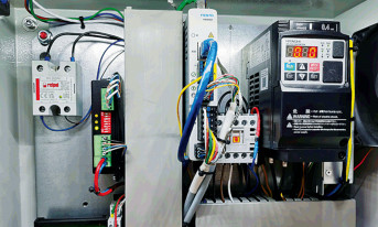 Cynowanie wyprowadzeń przekaźników przy użyciu zaawansowanego regulatora temperatury