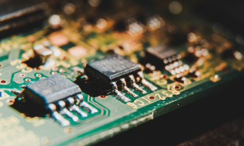 Techniki bezpiecznego łączenia równoległego tranzystorów MOSFET w układach liniowych