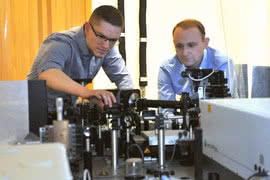 Fizycy z Polski opracowali ultraszybki, fotomagnetyczny zapis informacji 