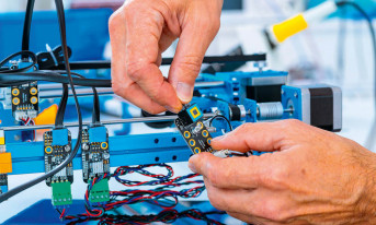 Czy sposób montażu dławika w przetwornicy ma wpływ na emisję elektromagnetyczną?