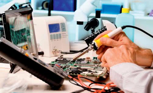 Wyposażenie warsztatowe do produkcji i serwisu elektroniki tworzy niezbędną infrastrukturę do codziennej pracy